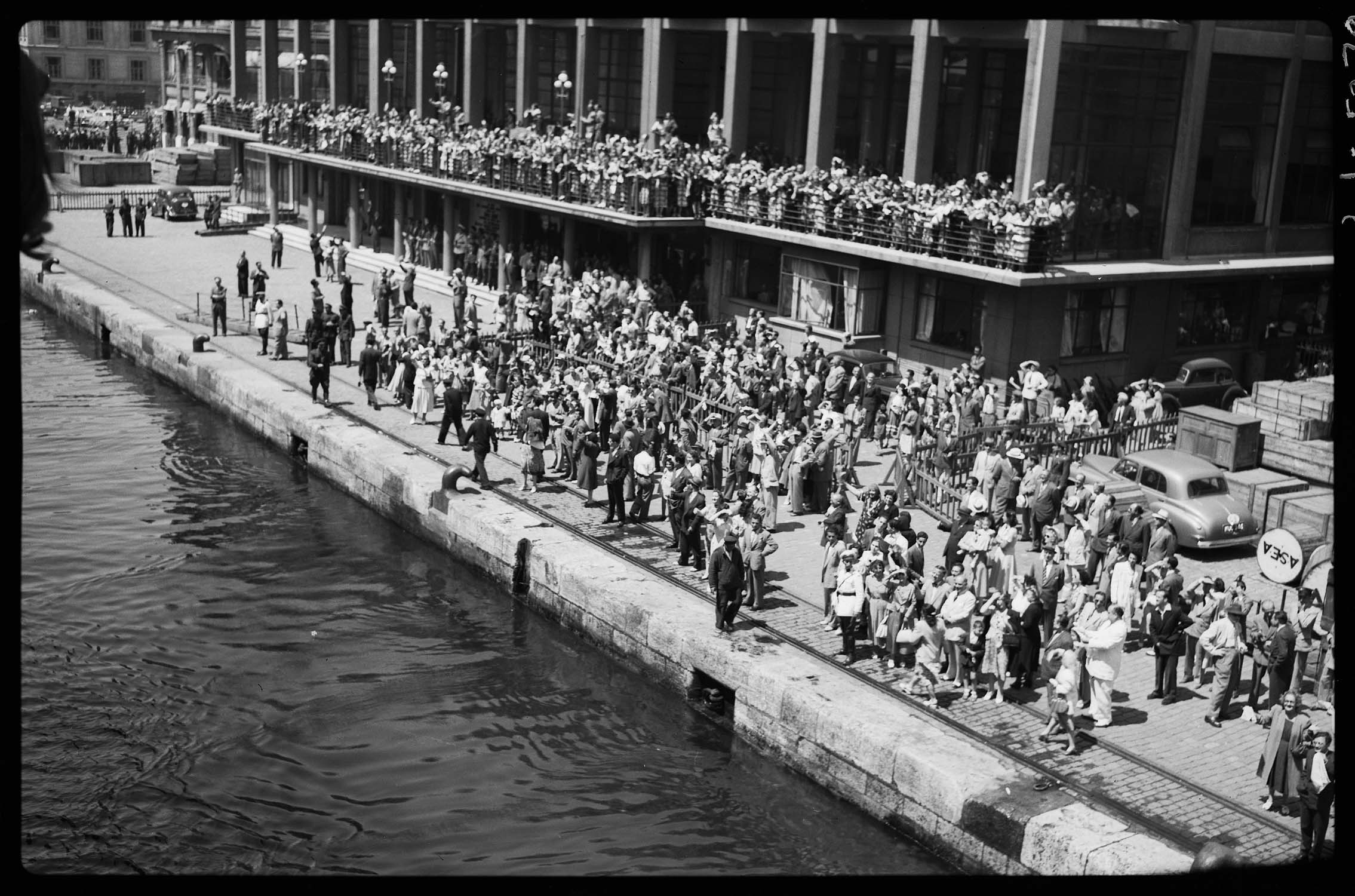 Quai vu depuis un navire, avec le bâtiment de Karakoy Yolcu Salonu